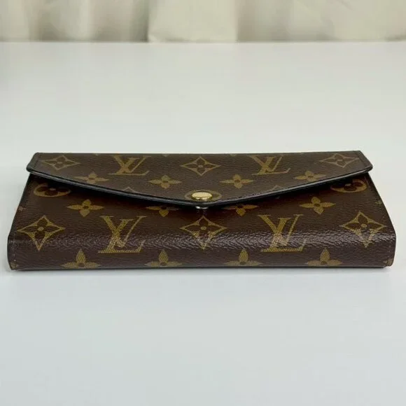 Louis Vuitton Monogram Canvas Wallet with Classic LV Logo Design - Picture 5 of 8